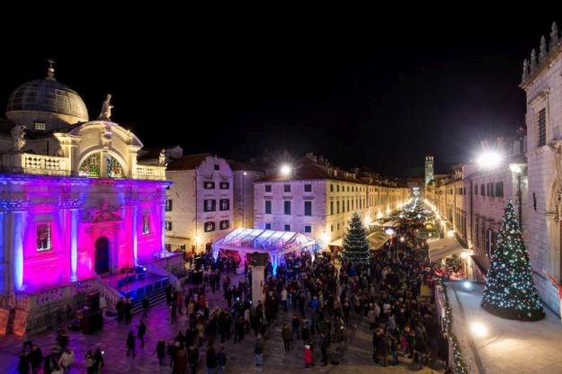 FOTO Božićni duh obuzeo zemlju: Pogledajte kako izgleda Advent u hrvatskim gradovima