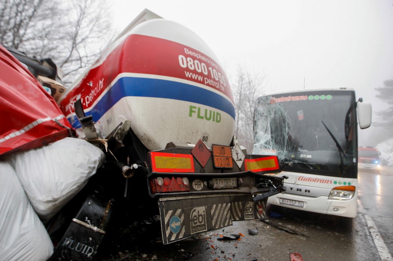 LANČANI SUDAR IZMEĐU RUPE I PASJAKA Sudarila se dva kamiona, kombi, ralica, bus i dva auta
