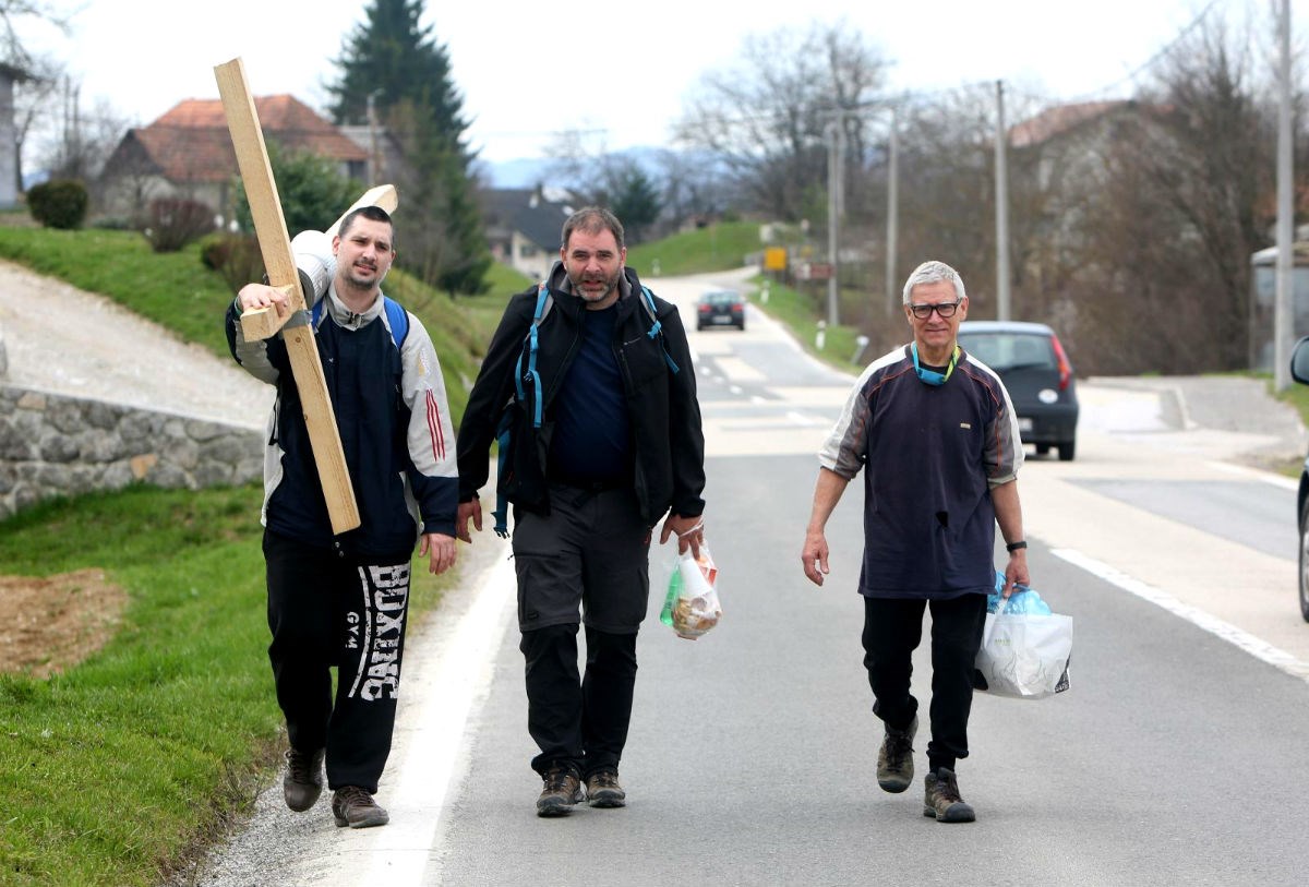 Čovjeku koji nosi križ pridružio se još jedan pomagač. Sad su trojica i sve su bliže cilju