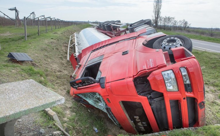 FOTO Kod Osijeka se prevrnula cisterna, ozlijeđen vozač