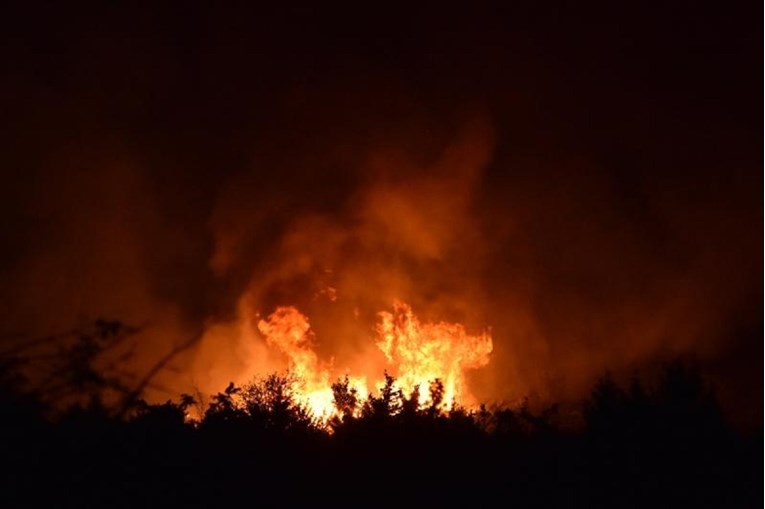 FOTO Vatrogasci cijelu noć gasili požar kod Kistanja, približio se NP Krka