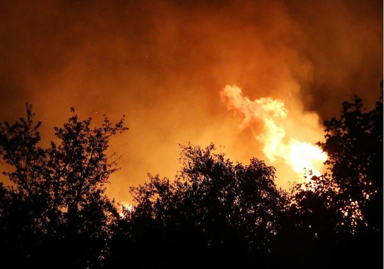Od utorka gori kod Kistanja, požar gasi 300 vatrogasaca