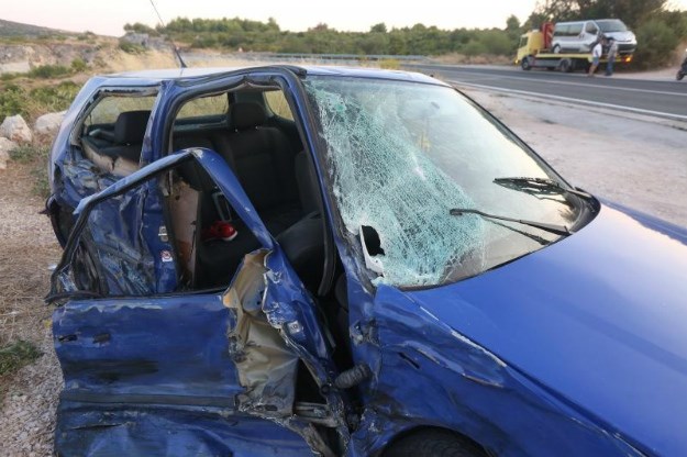 Dvije osobe poginule u prometnoj nesreći kraj Zadra, tri teško ozlijeđene u sudaru kod Primoštena