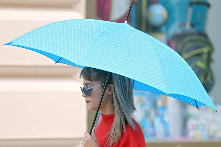FOTO Djevojka u šarenoj kombinaciji privlačila poglede u kišnom Zagrebu