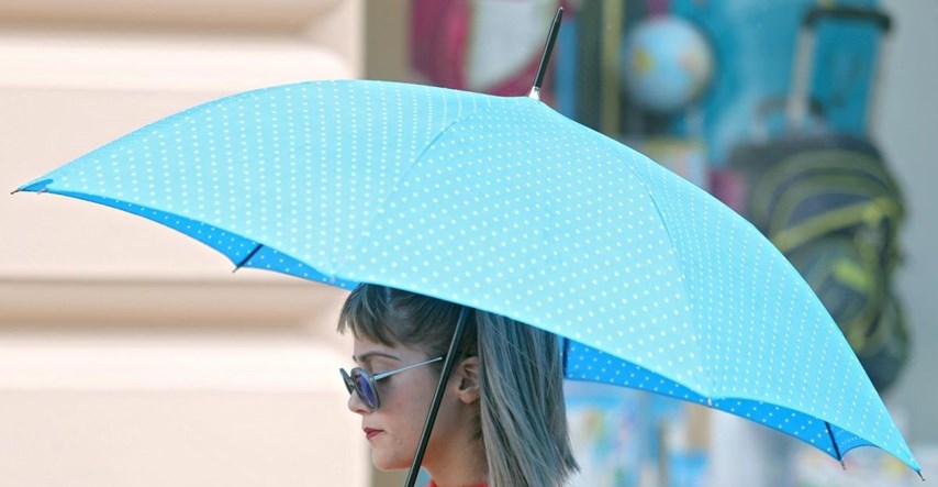 FOTO Djevojka u šarenoj kombinaciji privlačila poglede u kišnom Zagrebu