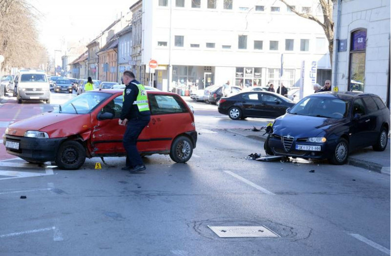 FOTO Sudar u Sisku: Fiat odbacio Alfu u pješaka koji je hodao pločnikom