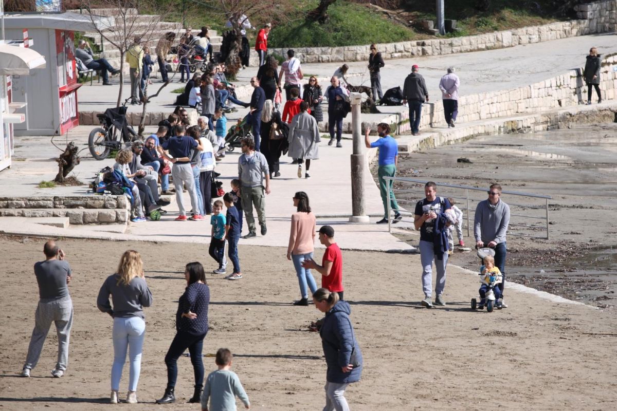 Dok se ostatak Hrvatske smrzava, Splićani se kupaju na Bačvicama