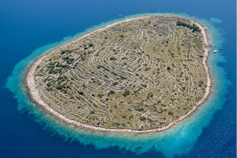 FOTO Zbog oblika otiska prsta postao je hit na internetu, znate li o kojem hrvatskom otoku je riječ?
