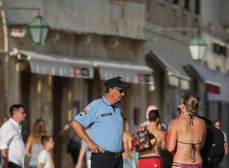 FOTO Policajac na Hvaru uhvatio djevojku koja je šetala gradom u gaćama