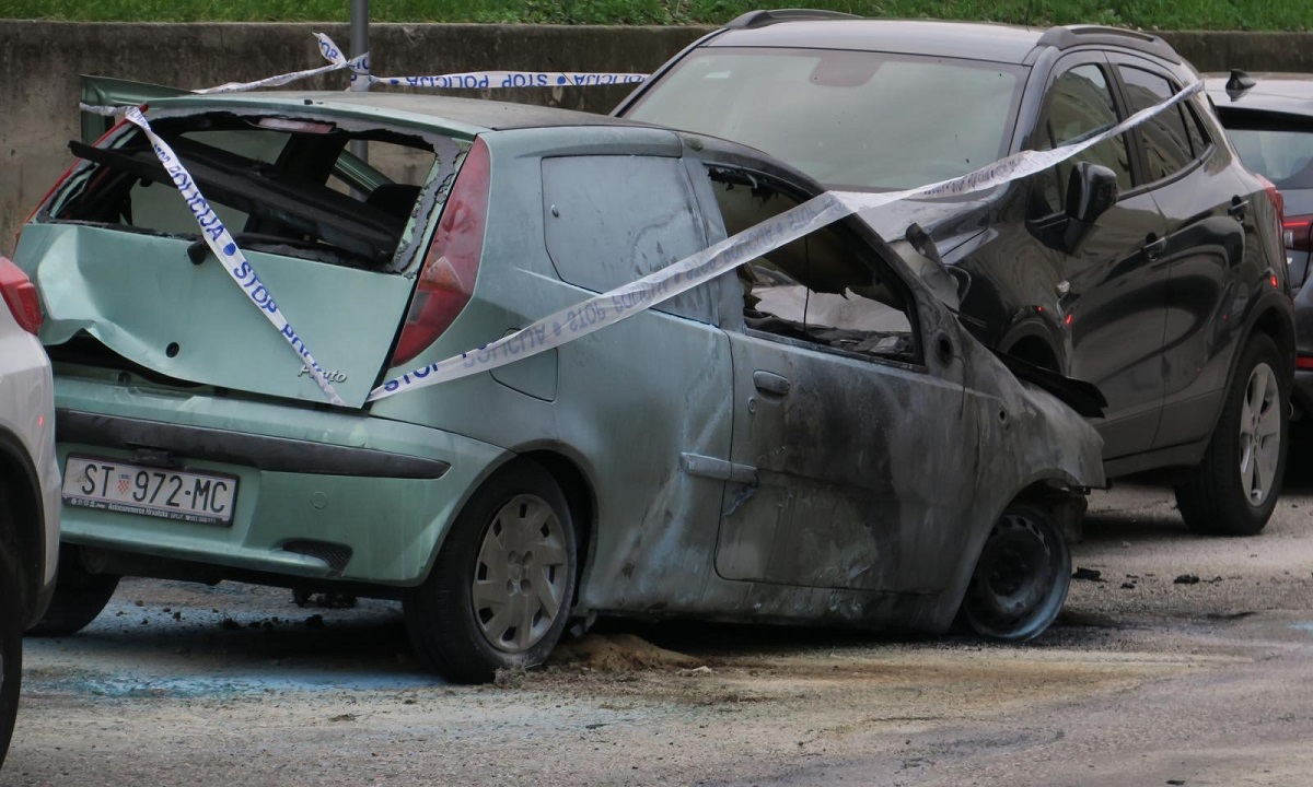 FOTO U Splitu sinoć gorjela dva automobila