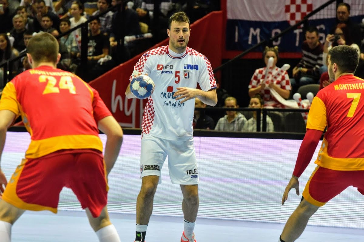 HRVATSKA POBIJEDILA CRNU GORU Sjajna atmosfera u krcatoj Spaladium Areni, Duvnjak blistao