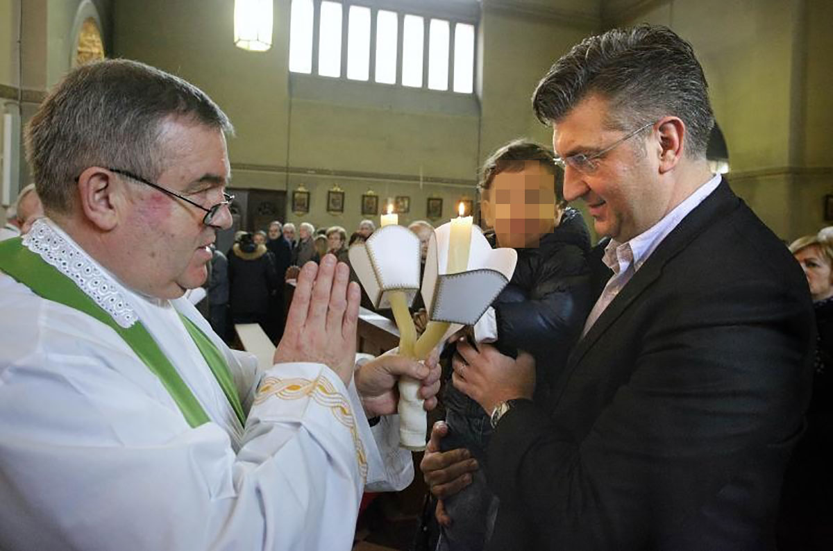 FOTO Plenković sa sinčićem na obredu u crkvi, svećenik im stavio svijeće ispod grla