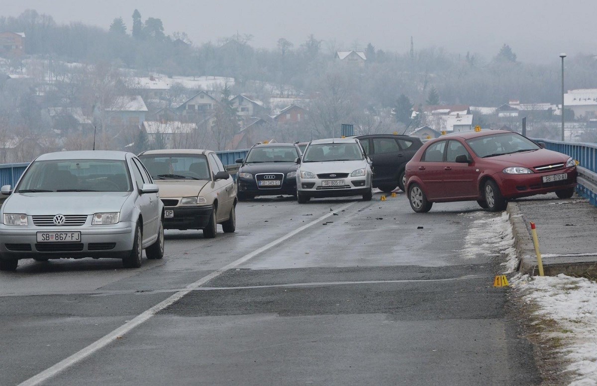 FOTO U lančanom sudaru u Slavonskom Brodu sudjelovalo 15 automobila i kamion