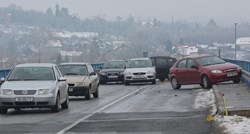 FOTO U lančanom sudaru u Slavonskom Brodu sudjelovalo 15 automobila i kamion