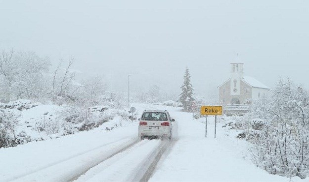 Olujna bura zatvorila dio autoceste A1 i prekinula trajektne linije, u Lici pada snijeg