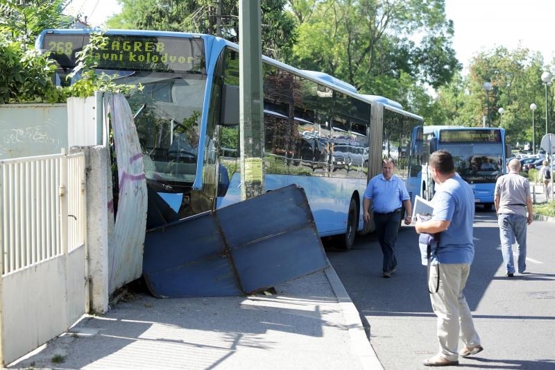 ZET-ov autobus zabio se u ogradu, četiri osobe ozlijeđene, kaos na Vukovarskoj