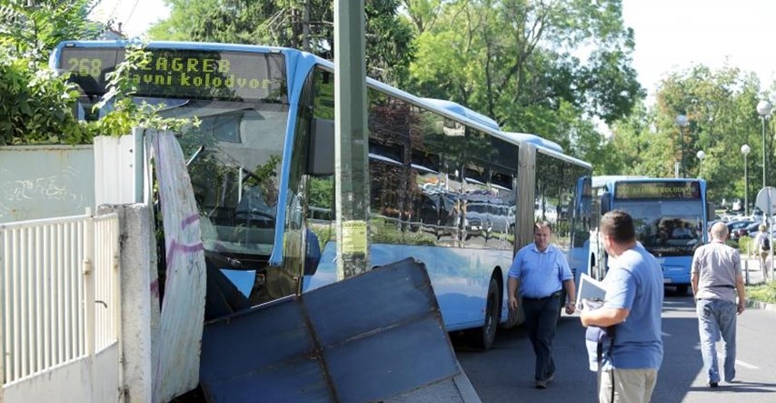 ZET-ov autobus zabio se u ogradu, četiri osobe ozlijeđene, kaos na Vukovarskoj