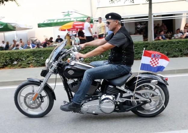 Thompson se izruguje hrvatskim zakonima: Kninom se vozio bez kacige