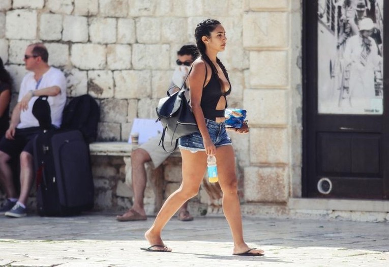 FOTO Na Hvaru su najseksi komadi: Cure gradom šeću u golišavim izdanjima