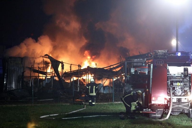 FOTO Veliki požar progutao skladište puno WC papira u Lučkom, vlasniku od šoka pozlilo