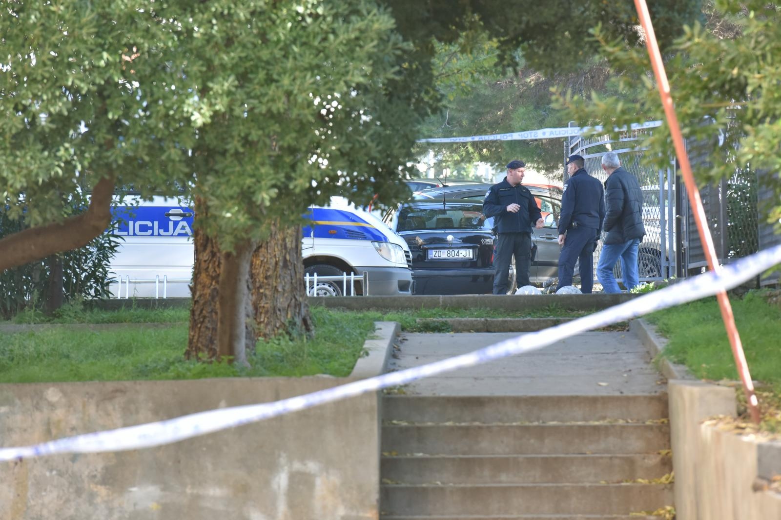 U dvorište zadarske policije bačena bomba, privedene dvije osobe, policija objavila detalje