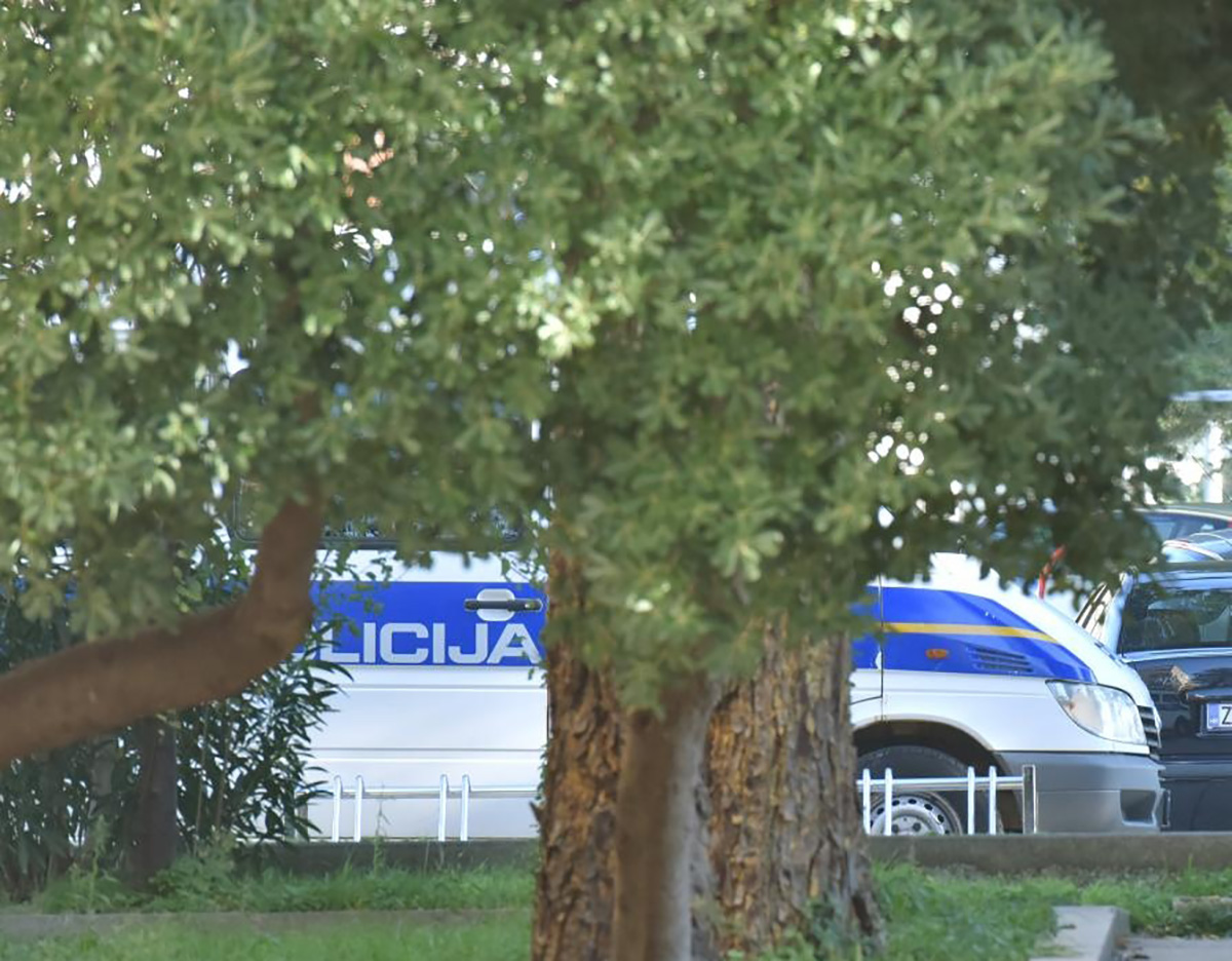 U Sukošanu odvjetniku izrešetali auto pa u dvorište bacili eksplozivnu napravu