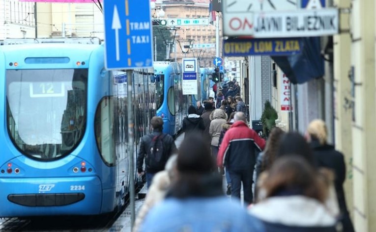 Tramvaj naletio na ženu u Zagrebu, tri osobe ozlijeđene i prevezene u bolnicu