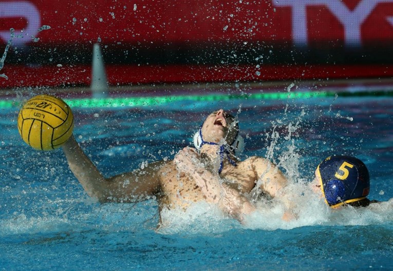 UMALO VELIKI SKANDAL Crnogorski igrač udario Bušlju, ovaj ga jurio po cijelom bazenu