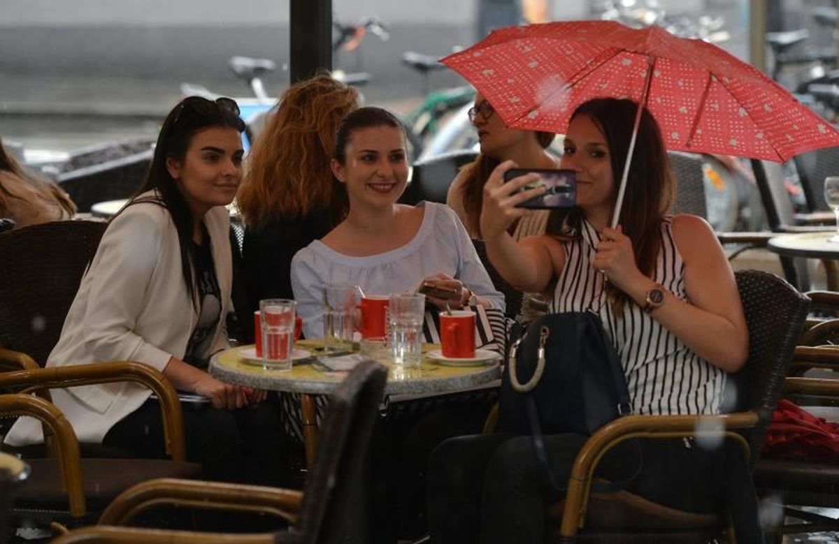 FOTO Zagrepčankama ni kiša ne smeta: Na pljusku lupale selfieje