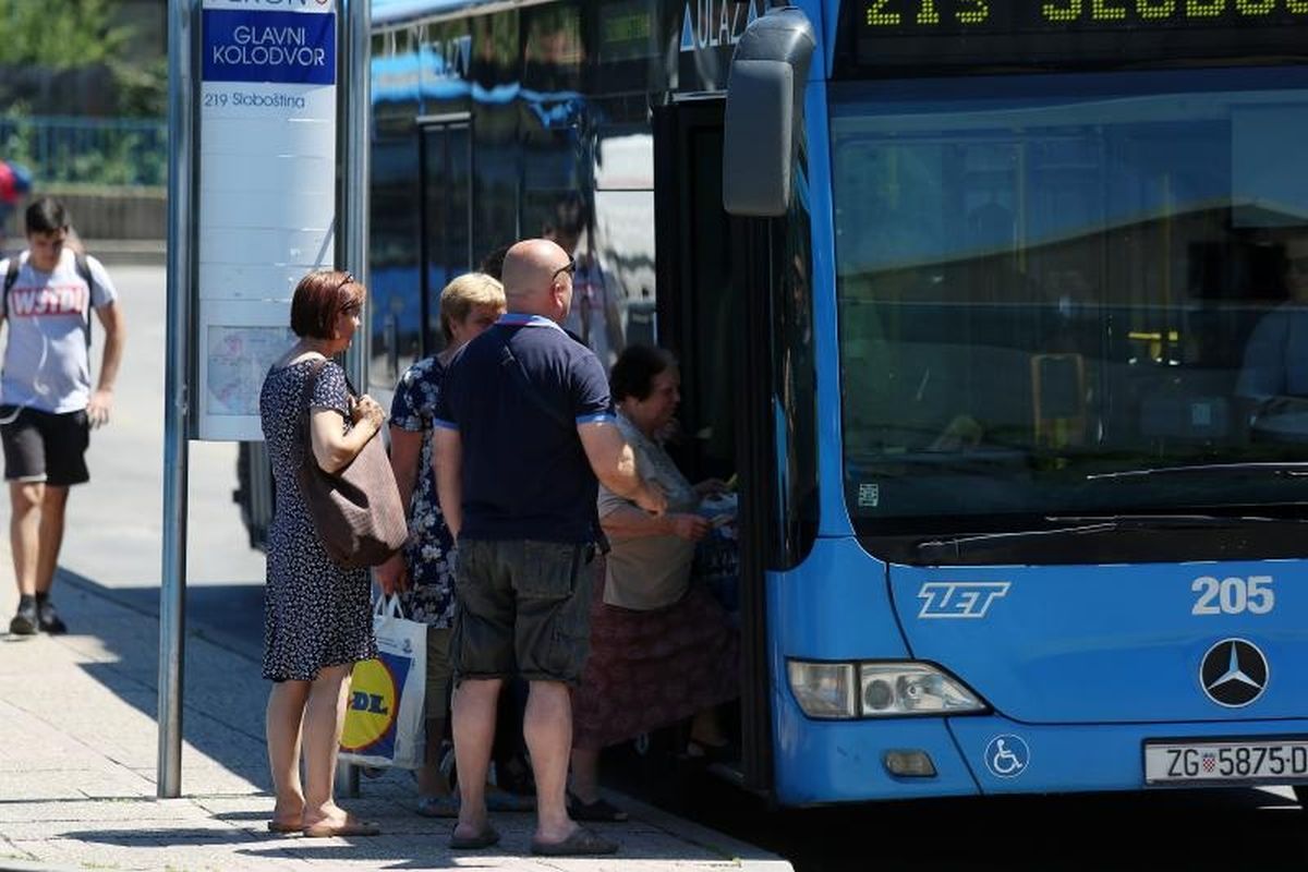 Vani je 40 stupnjeva, a na ZET-ovim autobusima osvanula suluda obavijest