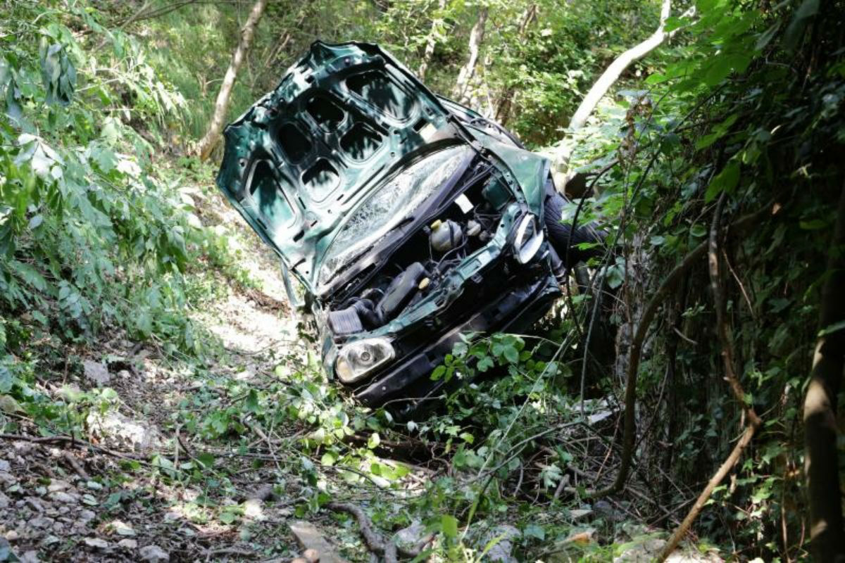TRAGEDIJA U RIJECI Auto sletio u provaliju od 60 metara, jedna osoba poginula, tri teško ozlijeđene
