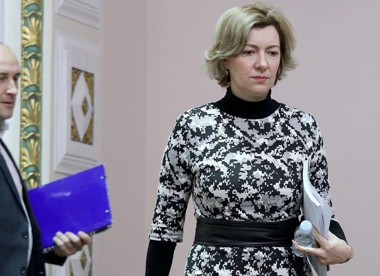 FOTO Zastupnica SDSS-a u sabor stigla u uskoj haljini koja joj je naglašavala liniju