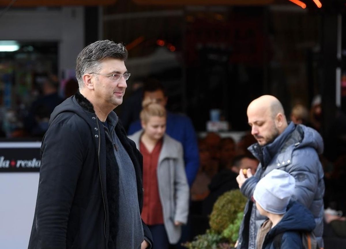 FOTO Plenković sa sinom prošetao špicom, od Marasa okrenuo glavu, a trbuh nije mogao sakriti