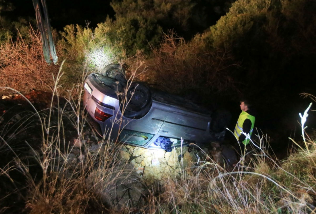 VIDEO Automobil na ulazu u Šibenik izletio s ceste i završio na krovu, oštetio još dva vozila