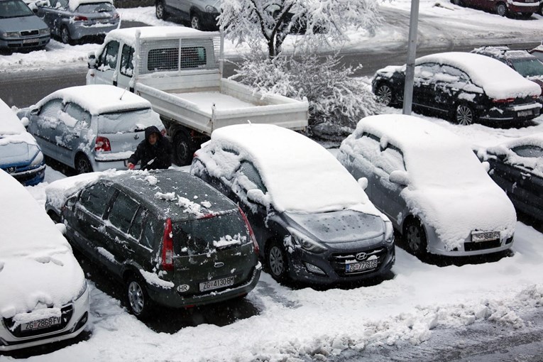 NEMOJTE ZABORAVITI NA OVO PRAVILO Ako ne očistite snijeg s auta, prijeti vam kazna od 700 kuna