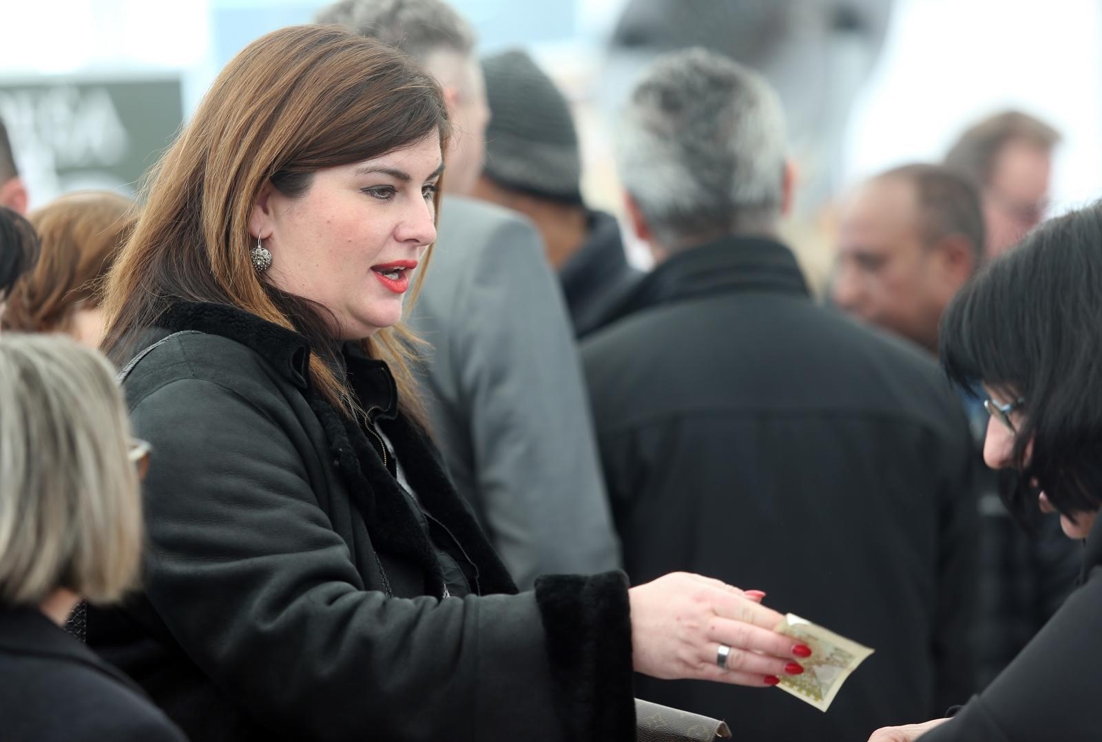 Ministrica došla na sajam pa plaćala novčanicama od 500 kuna
