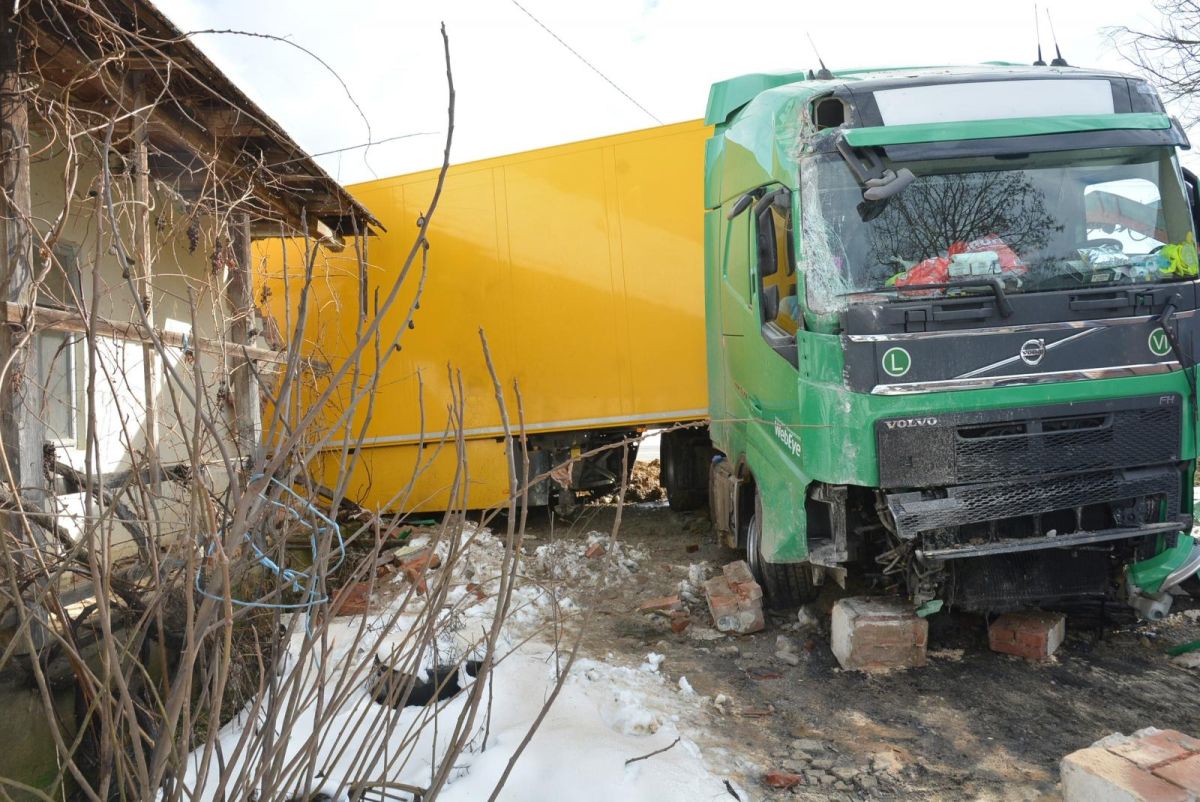 Kamion kod Grubišnog Polja sletio s ceste i završio u obiteljskoj kući