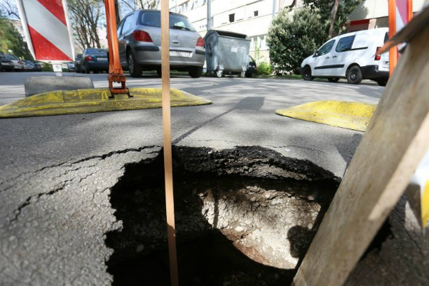 Što se događa s prometnicama u Zagrebu? Na Srednjacima se pojavila nova rupa na cesti