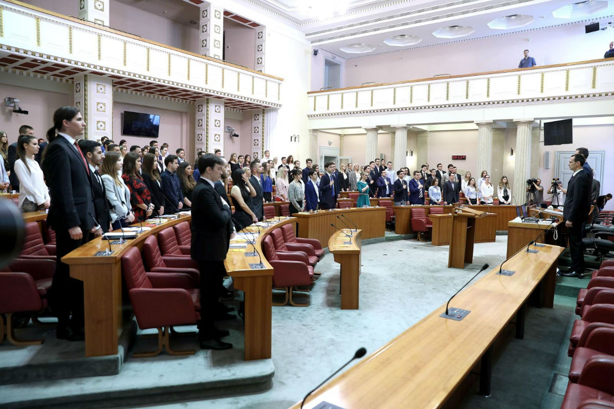 Sabor je danas bio skoro pun. Naravno, u njemu nisu sjedili zastupnici