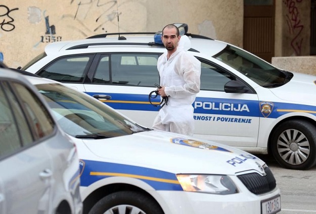 Mnoštvo policajaca s dugim cijevima u Tribunju, traže pljačkaše banke