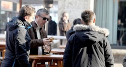 FOTO Orešković baš uživa u Hrvatskoj: S guštom pojeo hamburger na Adventu