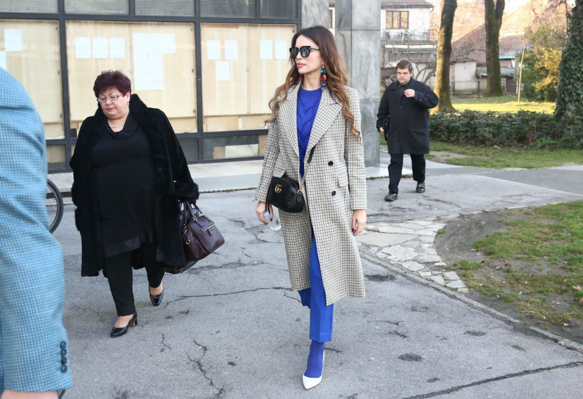 Plave čarape i bijele salonke na Severini čak izgledaju poželjno