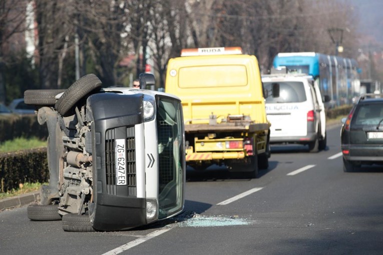 FOTO Auto u Zagrebu sletio s ceste i završio na boku