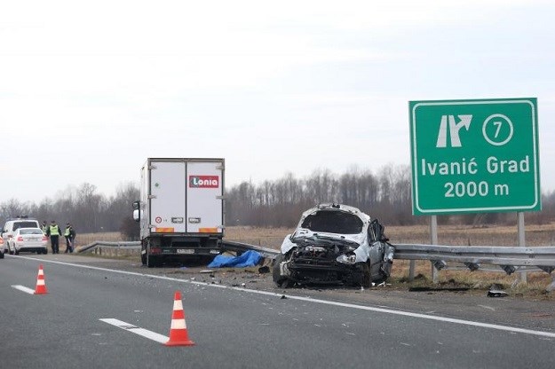 Teška nesreća kod Ivanić Grada: U sudaru automobila i kamiona poginule dvije osobe