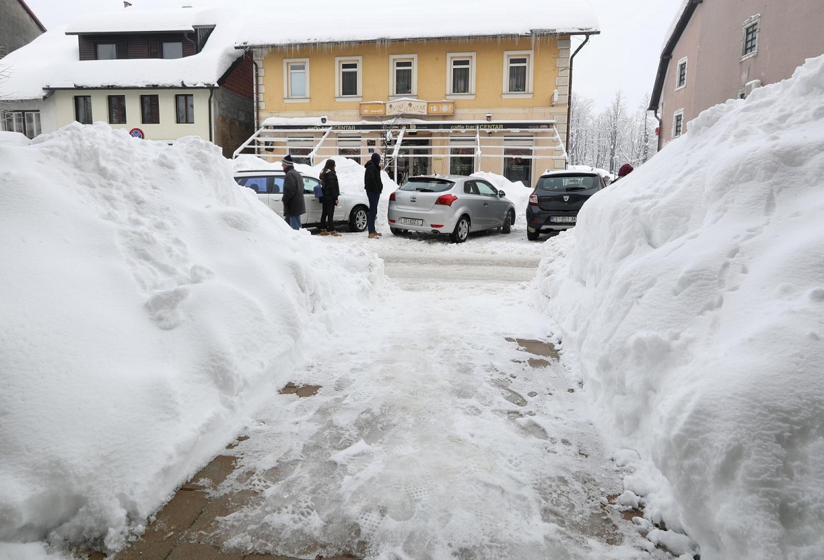 Obilan snijeg i ledena kiša ruše stabla u Lici, brojna sela ostala bez struje