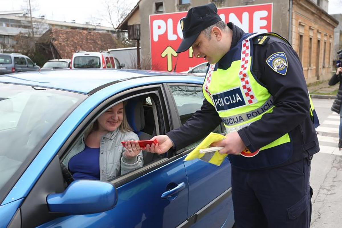 FOTO Karlovačka policija ženama na cesti dijelila poklone