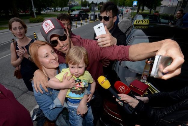 Enrique Iglesias u Zagrebu: S obožavateljicama fotkao selfieje i ljubio ih na koncertu