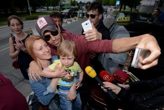 Enrique Iglesias u Zagrebu: S obožavateljicama fotkao selfieje i ljubio ih na koncertu