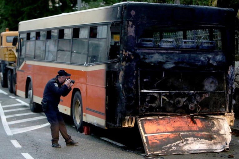 FOTO, VIDEO U centru Rijeke se zapalio autobus