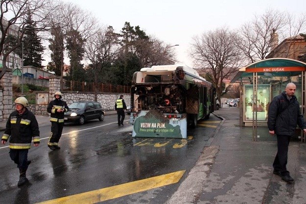 Kod Sušačke bolnice u Rijeci gorio gradski autobus, nema ozlijeđenih